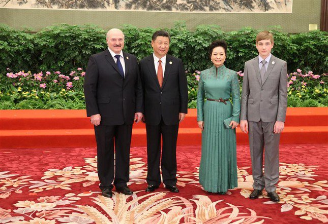 Chủ tịch Tập Cận Bình và Phu nhân Bành Lệ Viên chào đón Tổng thống Belarus Alexander Lukashenko và con trai trước bữa tiệc tại Diễn đàn Vành đai và Con đường về Hợp tác Quốc tế tại Bắc Kinh, ngày 14/5/2017. (Ảnh: Xinhua)