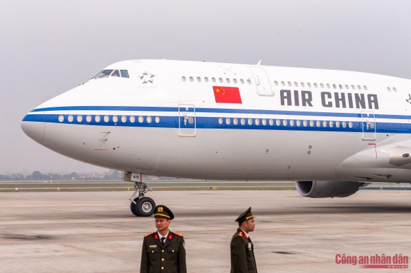Trưa 12/12, chuyên cơ chở Tổng Bí thư, Chủ tịch nước Trung Quốc Tập Cận Bình và Phu nhân đã hạ cánh tại sân bay quốc tế Nội Bài, Hà Nội.