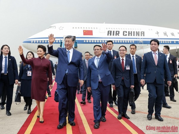 Thủ tướng Chính phủ Phạm Minh Chính đón Tổng Bí thư, Chủ tịch nước Trung Quốc Tập Cận Bình cùng Phu nhân tại sân bay quốc tế Nội Bài.