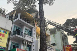 Cháy nhà cao tầng lúc rạng sáng, 6 người trong gia đình được cứu