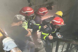 Cảnh sát cứu 12 người thoát khỏi căn nhà cháy ở TP.HCM