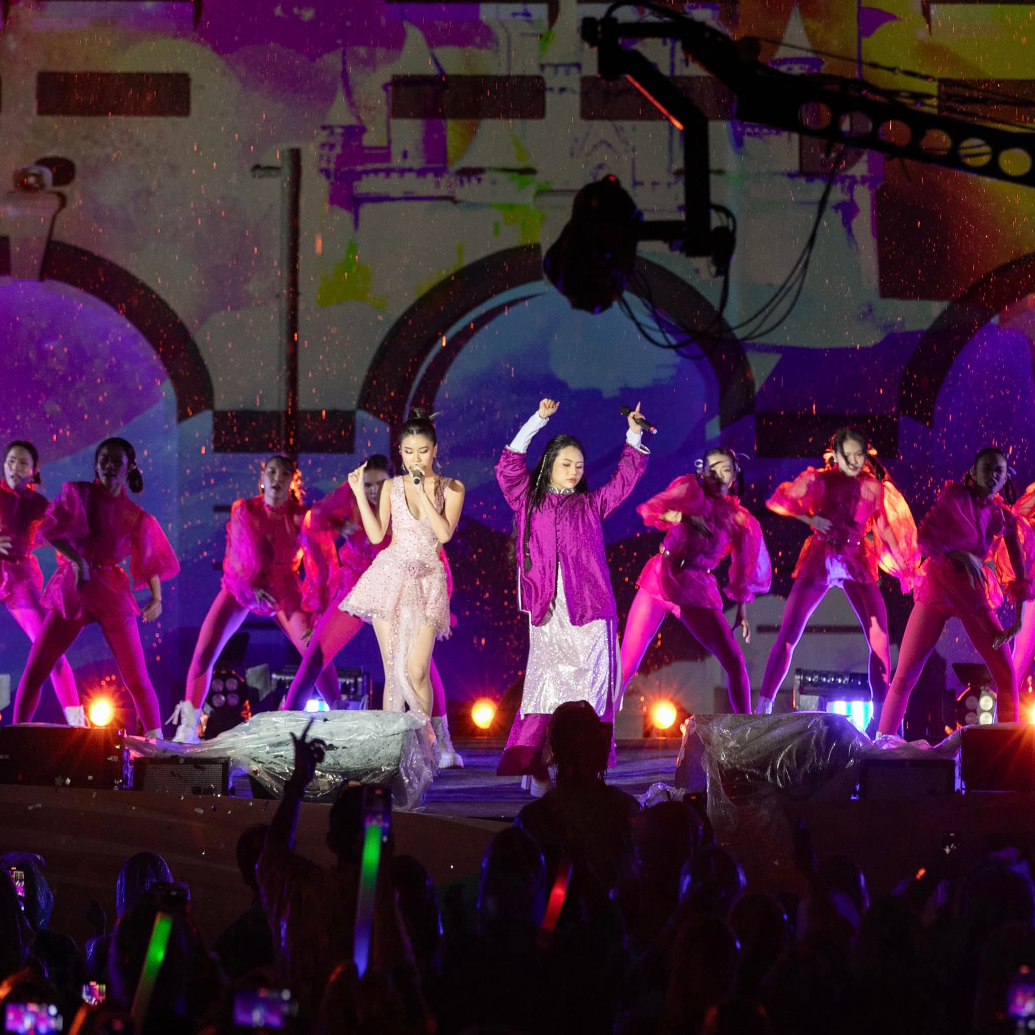 Phương Mỹ Chi tổ chức thành công showcase kỷ niệm 10 năm ca hát, "đắt show" đi diễn trong năm 2023.