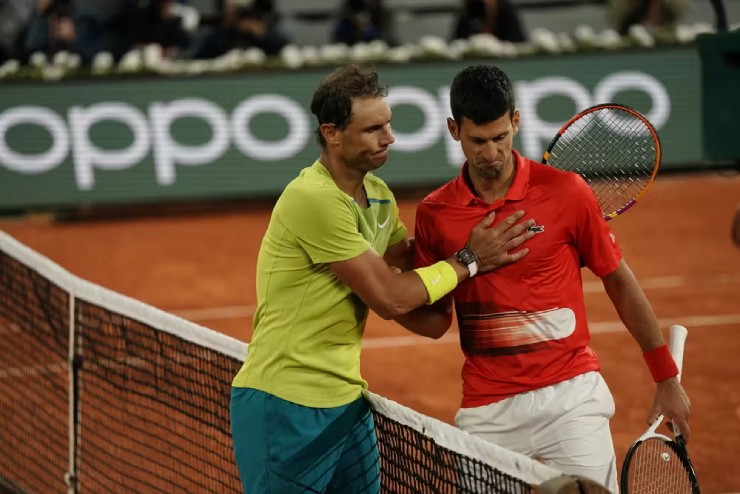 1. Roland Garros. Sự kiện Grand Slam tại Pháp có lẽ là giải đấu khó giành chiến thắng nhất, ít nhất là về mặt thể lực. Do đó, tay vợt Serbia sẽ gặp nhiều thách thức trong việc bảo vệ danh hiệu vào năm tới. Mối đe dọa hiện hữu từ Alcaraz, cùng với sự trở lại của Nadal - huyền thoại 14 lần vô địch muốn "cháy" lần cuối tại đây.