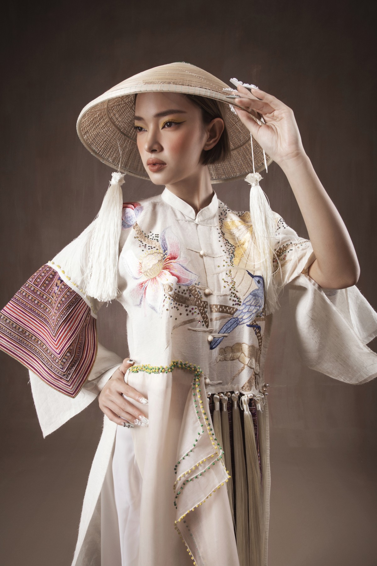Châu Bùi trong bộ sưu tập áo dài làm từ vải sợi dứa mang tên ''Bình Minh''.&nbsp;