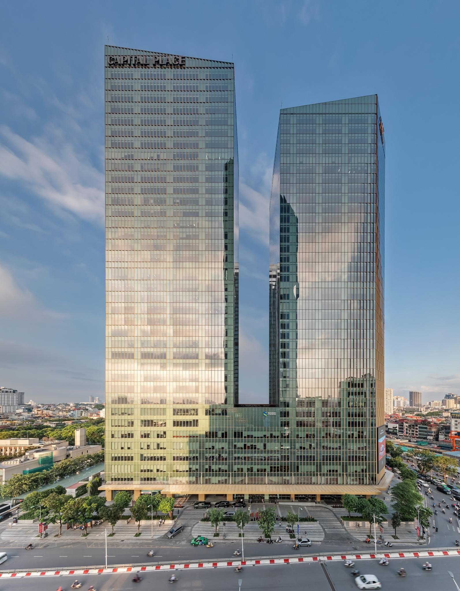 Toà nhà Capital Place - 29 Liễu Giai, Ba Đình, Hà Nội bao gồm 2 tòa tháp với mặt sàn cho thuê rộng 1.200m2, thoáng, view 360 độ