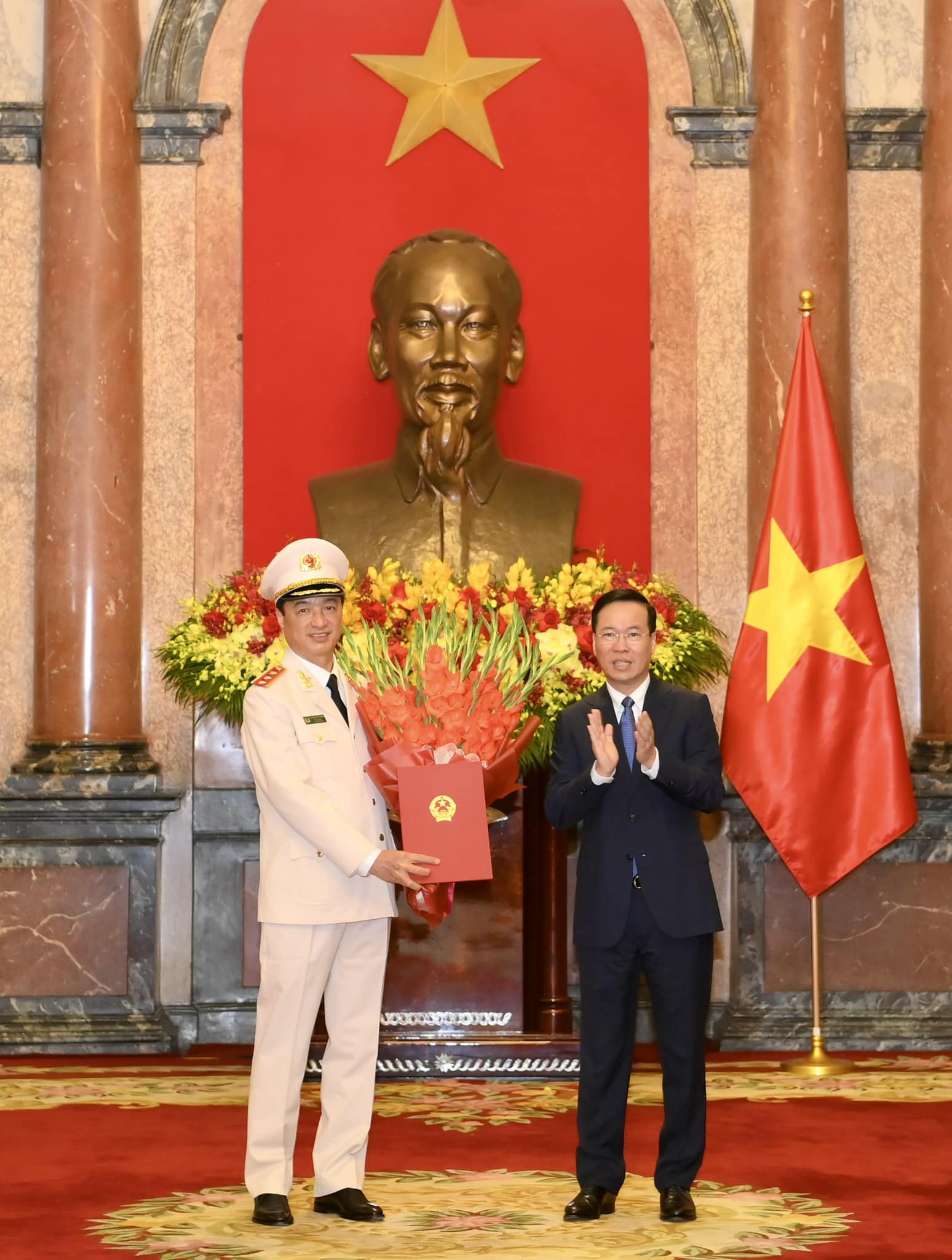 Chủ tịch nước Võ Văn Thưởng trao quyết định thăng cấp bậc hàm Thượng tướng cho Thứ trưởng Bộ Công an Nguyễn Duy Ngọc (Ảnh: Bộ Công an)