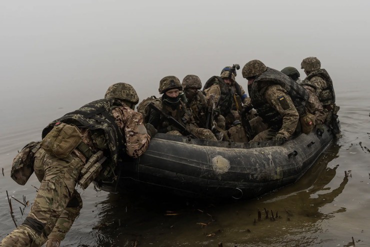 Lính thủy đánh bộ Ukraine hoạt động ở bờ sông Dnipro gần tiền tuyến vùng Kherson ngày 14/10/2023.