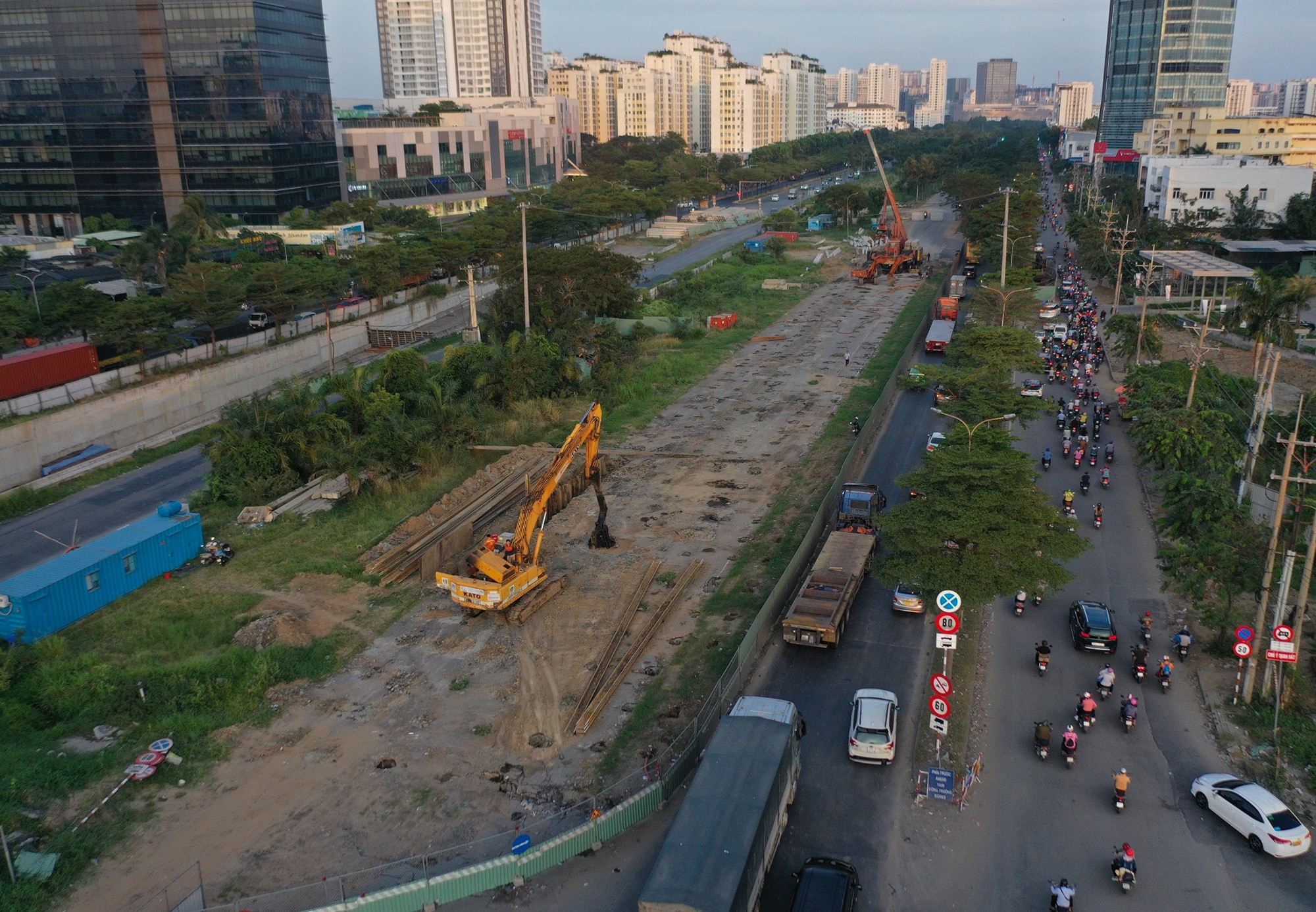 Tại nhánh hầm HC1&nbsp;hướng ra đi cầu Phú Mỹ, hiện đang được rào chắn để thi công. Bên trong công trình, máy đóng cọc ép đang được triển khai thi công. Hướng vào của nhánh hầm hiện tại chưa được thực hiện.