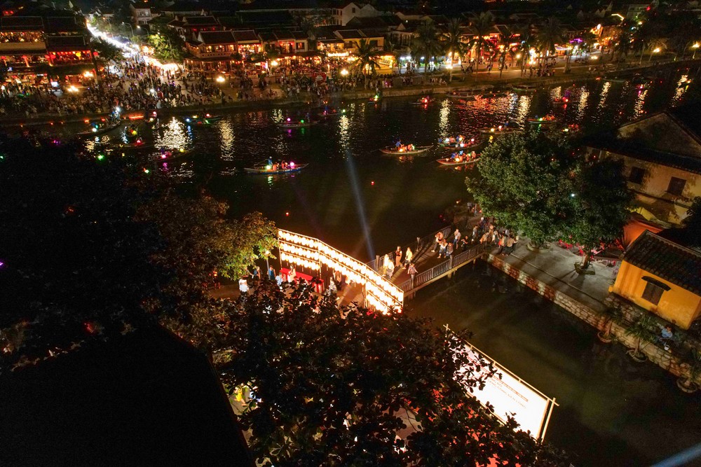 Cổng đèn lồng bừng sáng cả một góc Phố cổ Hội An