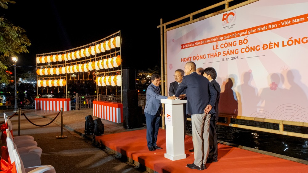 Các đại biểu cùng nhau bấm nút thắp sáng cổng đèn lồng