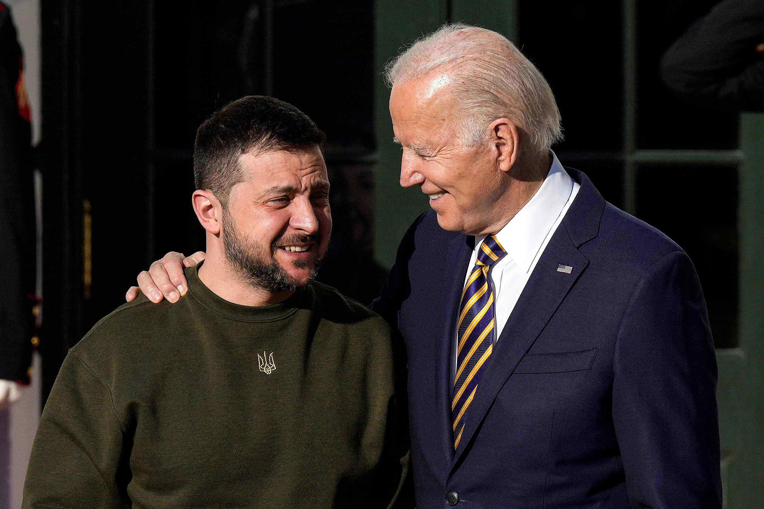 Ông Zelensky và ông Biden trong một cuộc gặp (ảnh: Reuters)