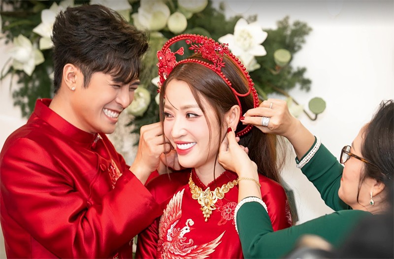 Cô dâu Puka rạng rỡ trong tà áo dài, mấn đỏ cùng điểm nhấn là bộ trang sức Trầu Cau PNJ vàng 24K phiên bản đặc biệt.
