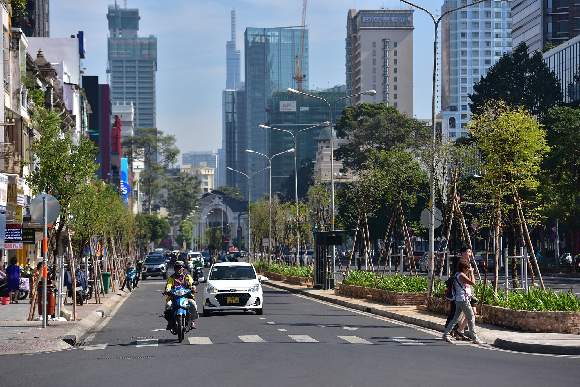 Từ 8/12 đến nay, hơn 80 cây me đã được trồng trên vỉa hè, dải phân cách đường Lê Lợi, quận 1, tạo nên diện mạo mới cho tuyến phố sầm uất ở trung tâm sau hơn một năm được trả mặt bằng.