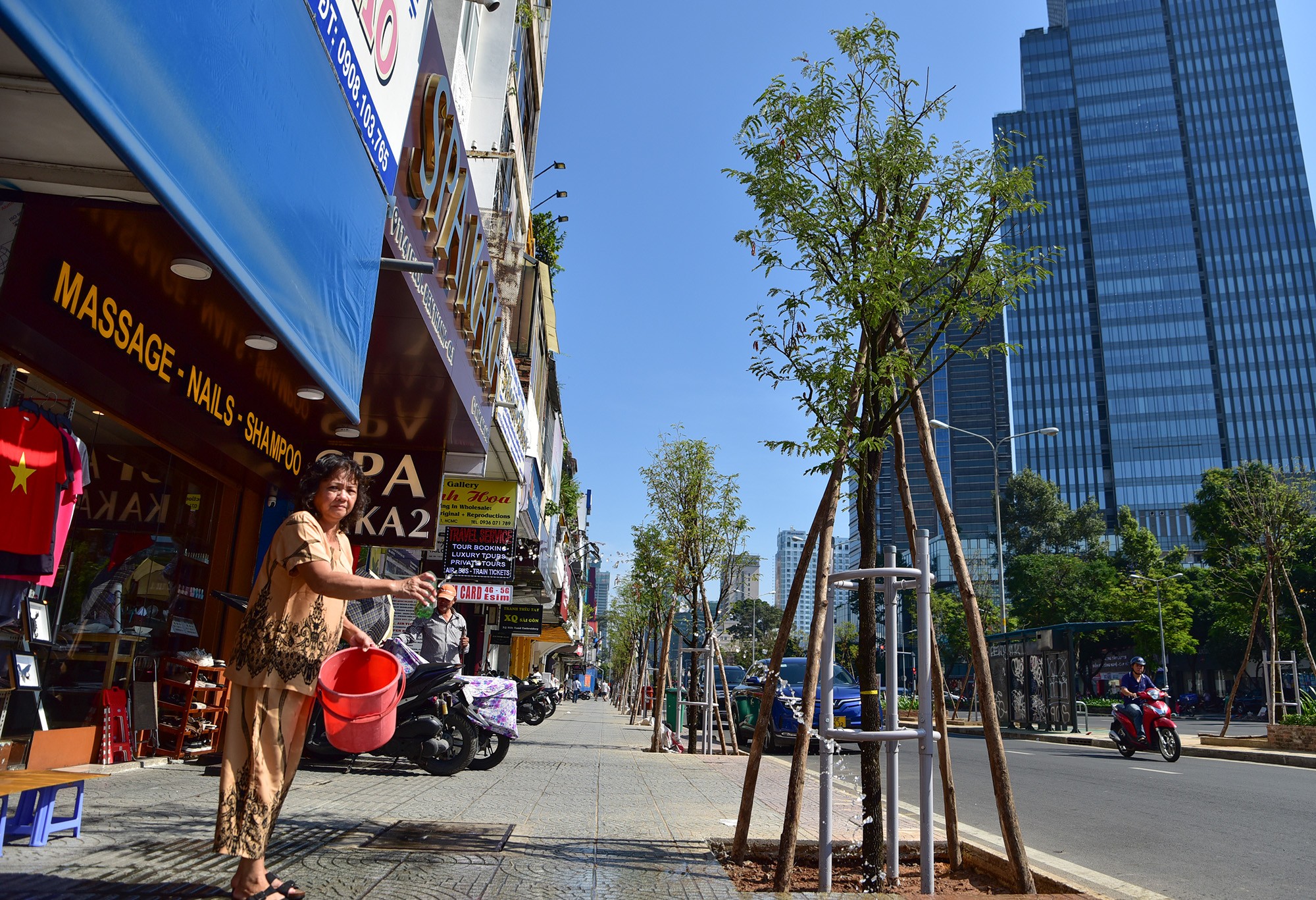 Bà Trần Thị Việt Hồng, chủ cửa hàng bán đồ lưu niệm bên đường Lê Lợi cho biết rất vui mừng khi tuyến đường được trồng mới những hàng cây me. “Tôi thấy trồng cây xanh vẫn tốt hơn bởi vừa có mảng xanh, tạo bóng mát, lại đỡ khô cứng so với giải pháp làm mái che nhưng khả năng vẫn bị nóng”, người phụ nữ này nói.