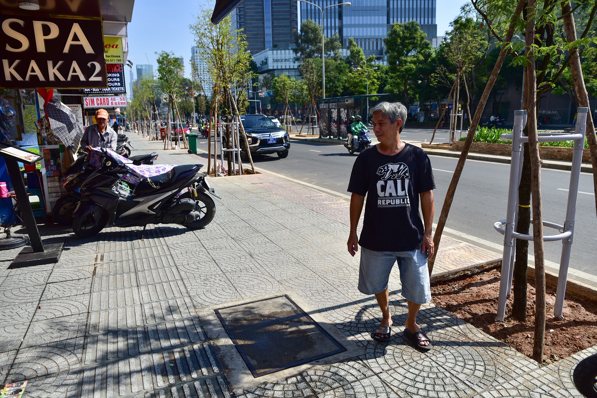 “Đã lâu lắm rồi chúng tôi mới có bóng cây xanh trước nhà.&nbsp;Việc trồng lại cây xanh thời gian tới sẽ giúp tuyến đường lại được xanh tươi, mát mẻ hơn nên chúng tôi phấn khởi lắm”, ông Trần Hữu Đức, ngụ đường Lê Lợi chia sẻ.