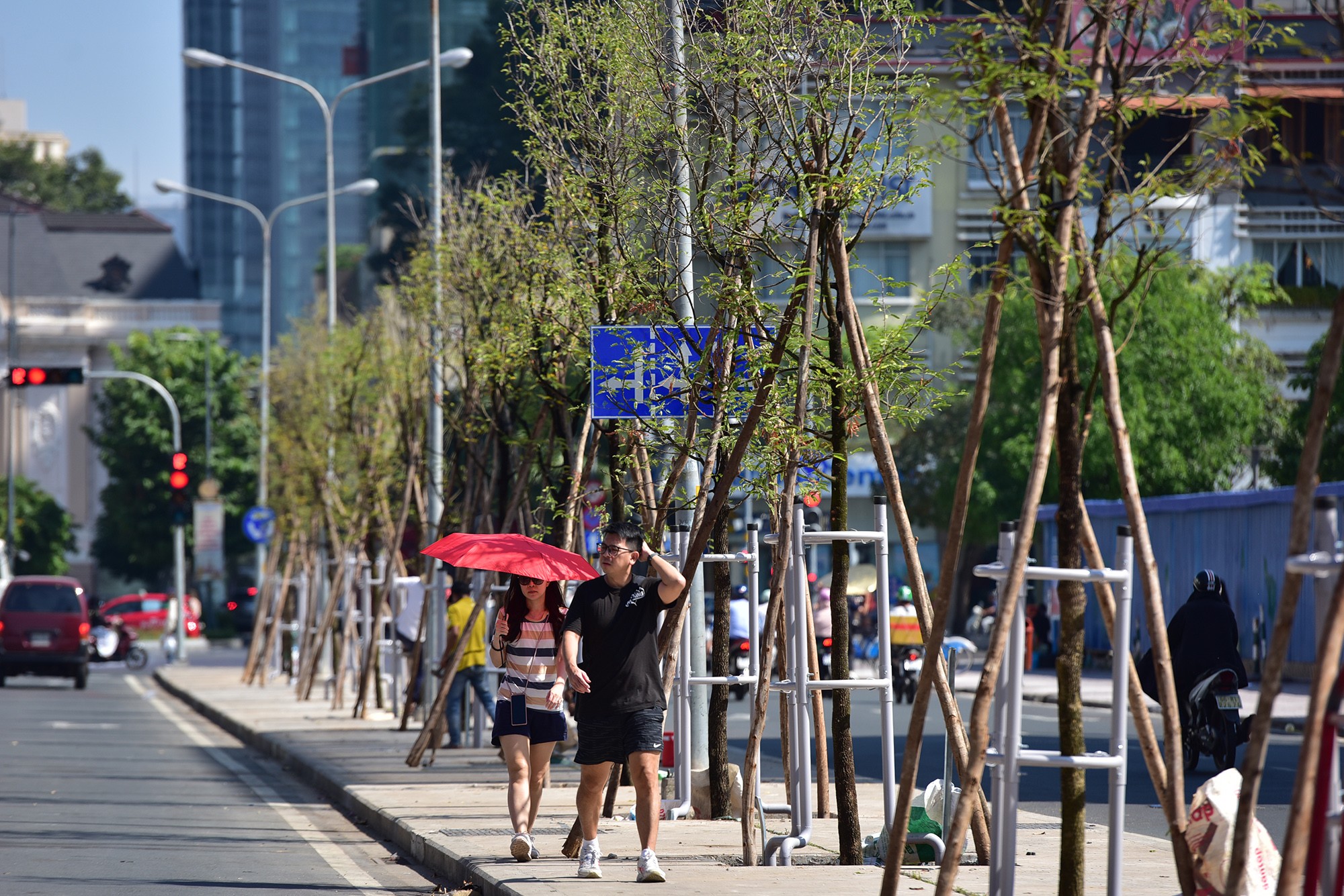 Những hàng cây vừa được trồng giúp tuyến đường Lê Lợi sầm uất, nhiều du khách qua lại cảm thấy bớt trơ trọi hơn so trước đó.