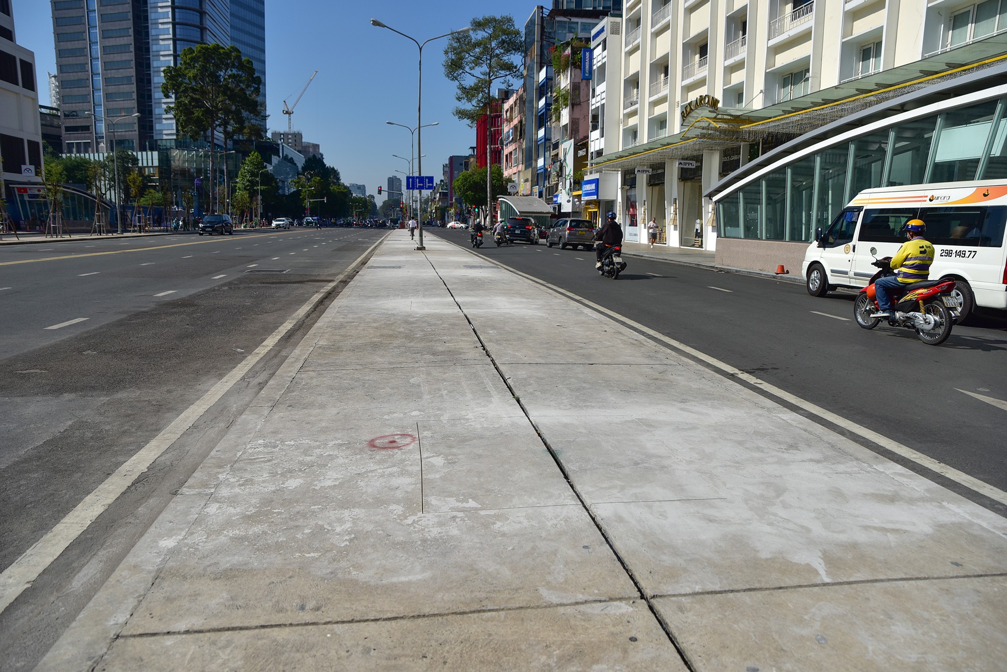 Khoảng 20 hố của số cây còn lại đã được cắt ô bêtông để tiếp tục trồng mới trong thời gian tới tại đoạn giải phân cách, vỉa hè giáp đài phun nước phố đi bộ Nguyễn Huệ.