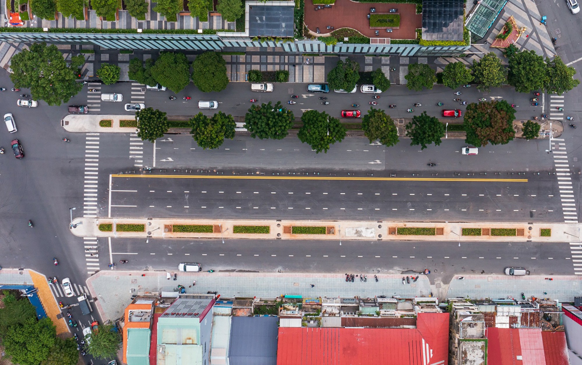 Trước đó, cuối năm 2022, toàn bộ tuyến đường Lê Lợi được trả lại mặt bằng, tổ chức giao thông sau 8 năm thi công tuyến metro số 1 (Bến Thành - Suối Tiên). Tuyến đường, vỉa hè hướng từ giao với phố đi bộ Nguyễn Huệ đến chợ Bến Thành trở nên trơ trụi, không một bóng cây. Đối lập với hướng ngược lại do không ảnh hưởng thi công tuyến metro số 1 nên vẫn giữ được hai hàng cây xanh.