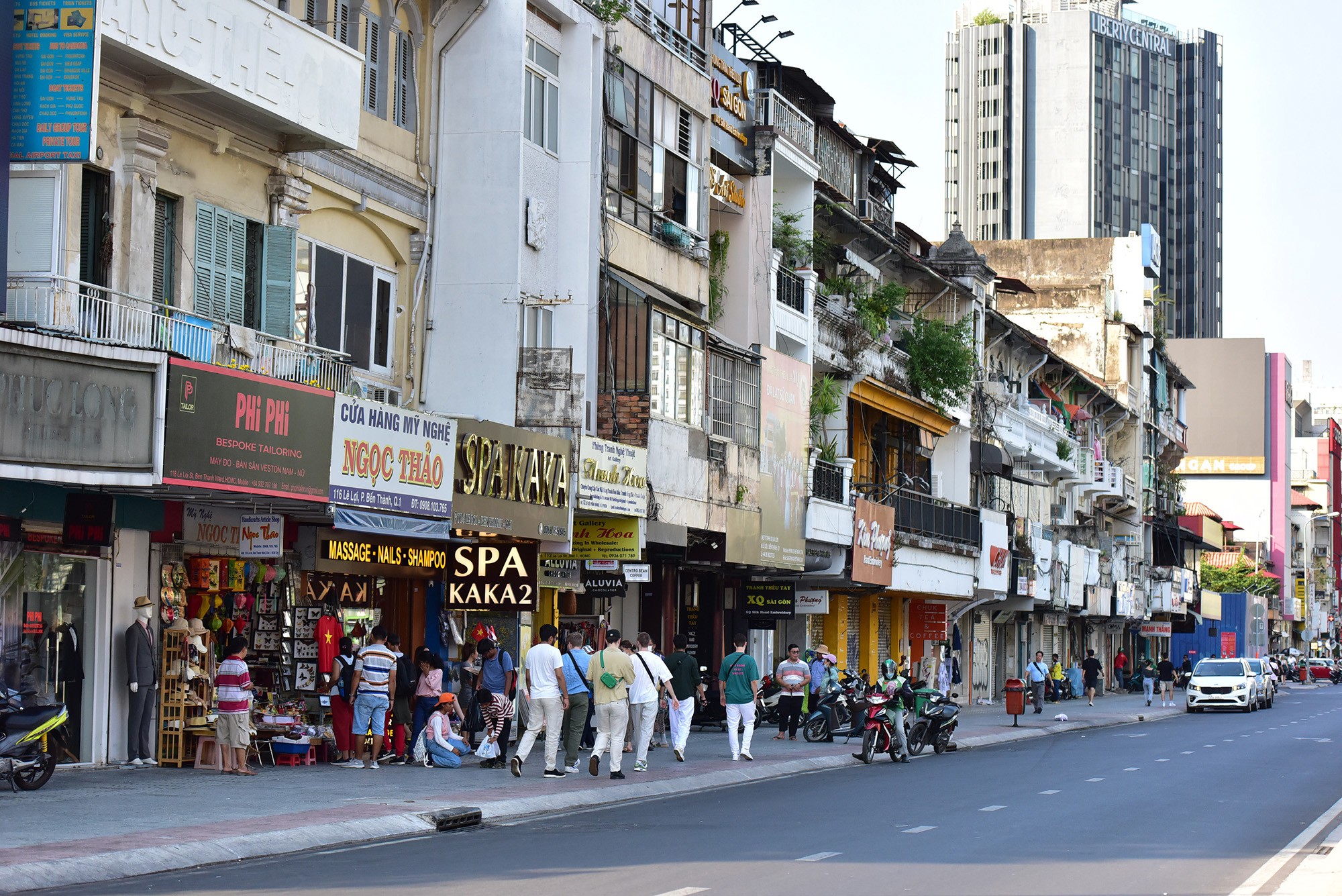 TP.HCM: Đường Lê Lợi được trồng hơn 80 cây xanh sau đề xuất lắp mái che - 3