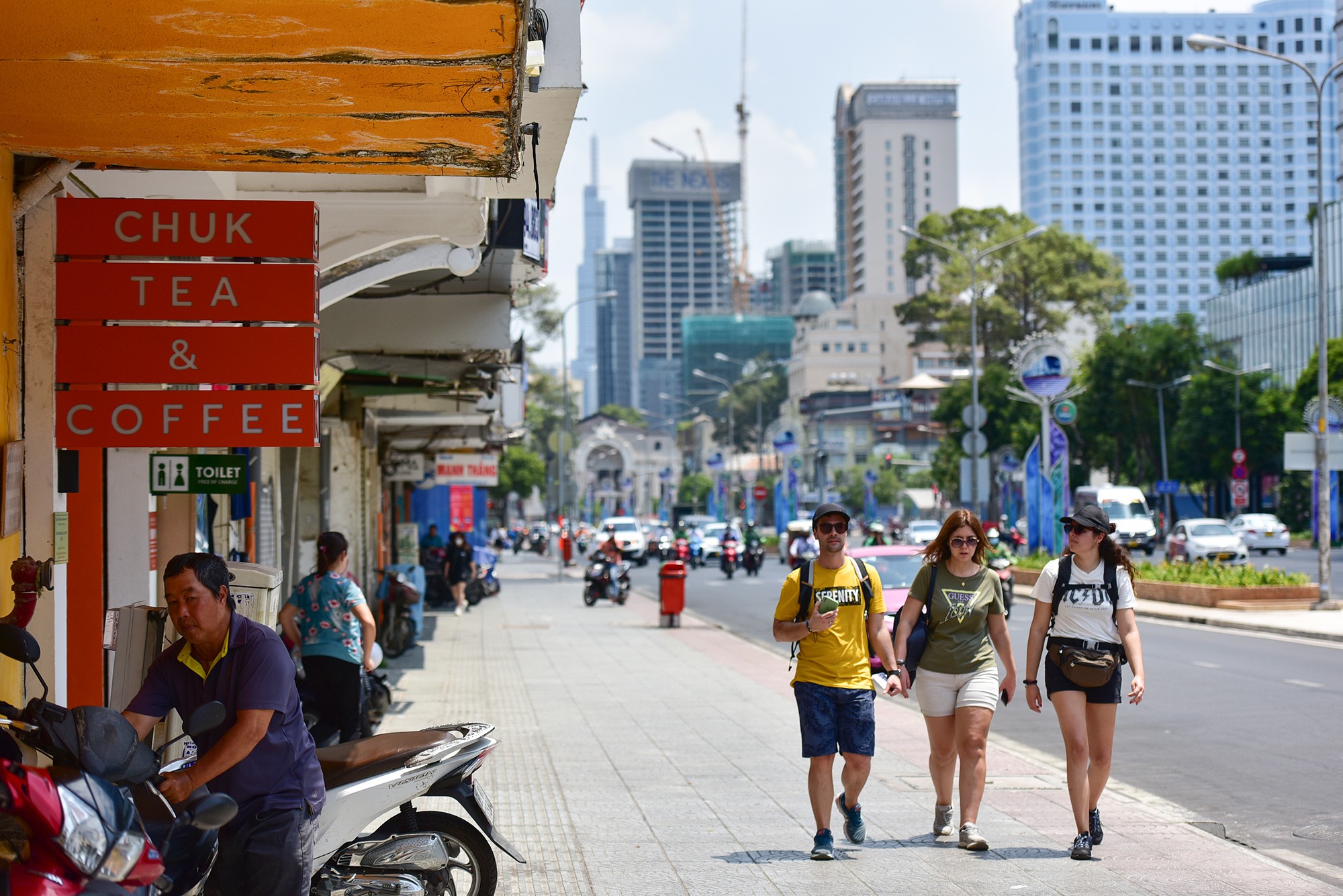 Hồi tháng 3 năm nay, Sở Quy hoạch – Kiến trúc đề xuất lắp mái che trên vỉa hè để chống nắng, che mưa, tạo không gian đi bộ thuận lợi cho thương mại – du lịch bên phần đường Lê Lợi cùng hướng với chợ Bến Thành với kinh phí ước tính sơ bộ khoảng 20 - 30 tỷ đồng. Giải pháp trên được đưa ra trong điều kiện tuyến đường chưa thể bố trí ngay cây xanh đủ lớn phục vụ nhu cầu đi bộ, mua sắm của người dân, du khách. Tuy nhiên, phương án này chưa được thực hiện.