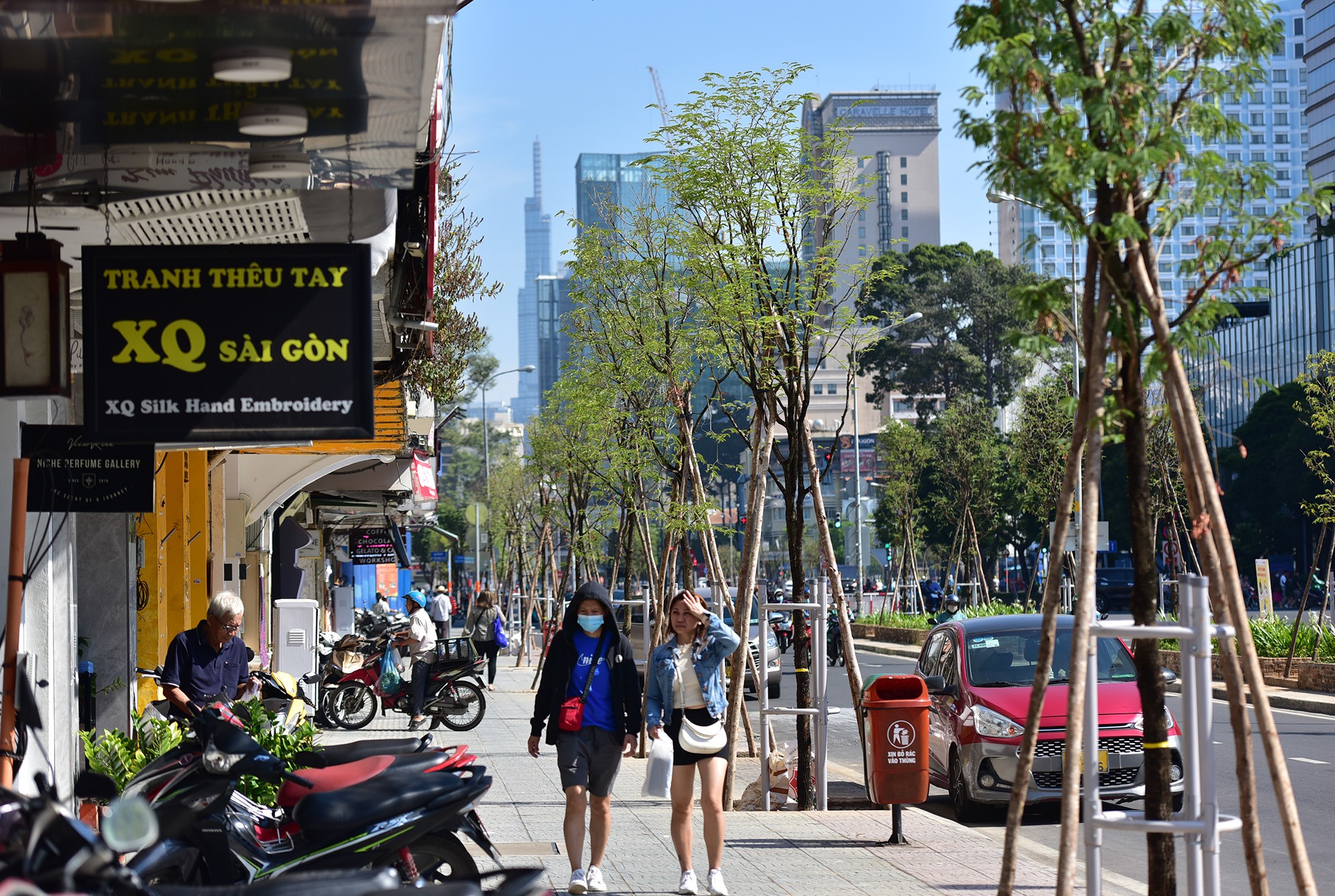 Hiện tại những đoạn vỉa hè đề xuất lắp mái che đã được trồng thành những hàng cây xanh, bước đầu tạo mảng xanh dọc tuyến phố.