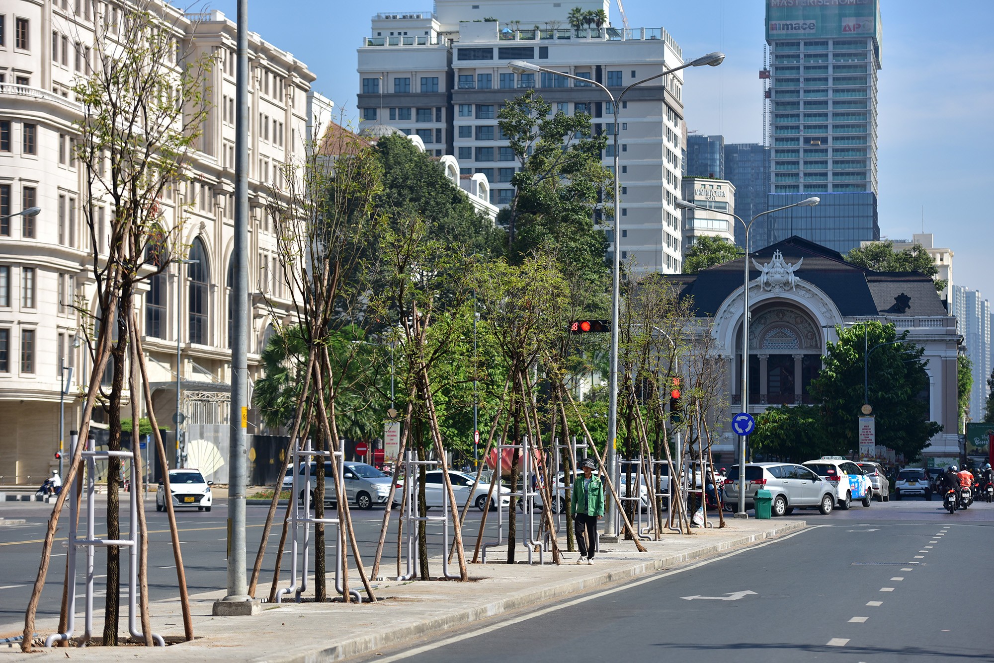 Đoạn vỉa hè, dải phân cách hướng đi Nhà hát TP trên đường Lê Lợi từ đoạn giao với đường Pasteur đến phố đi bộ Nguyễn Huệ cũng đã được trồng hàng chục cây me.