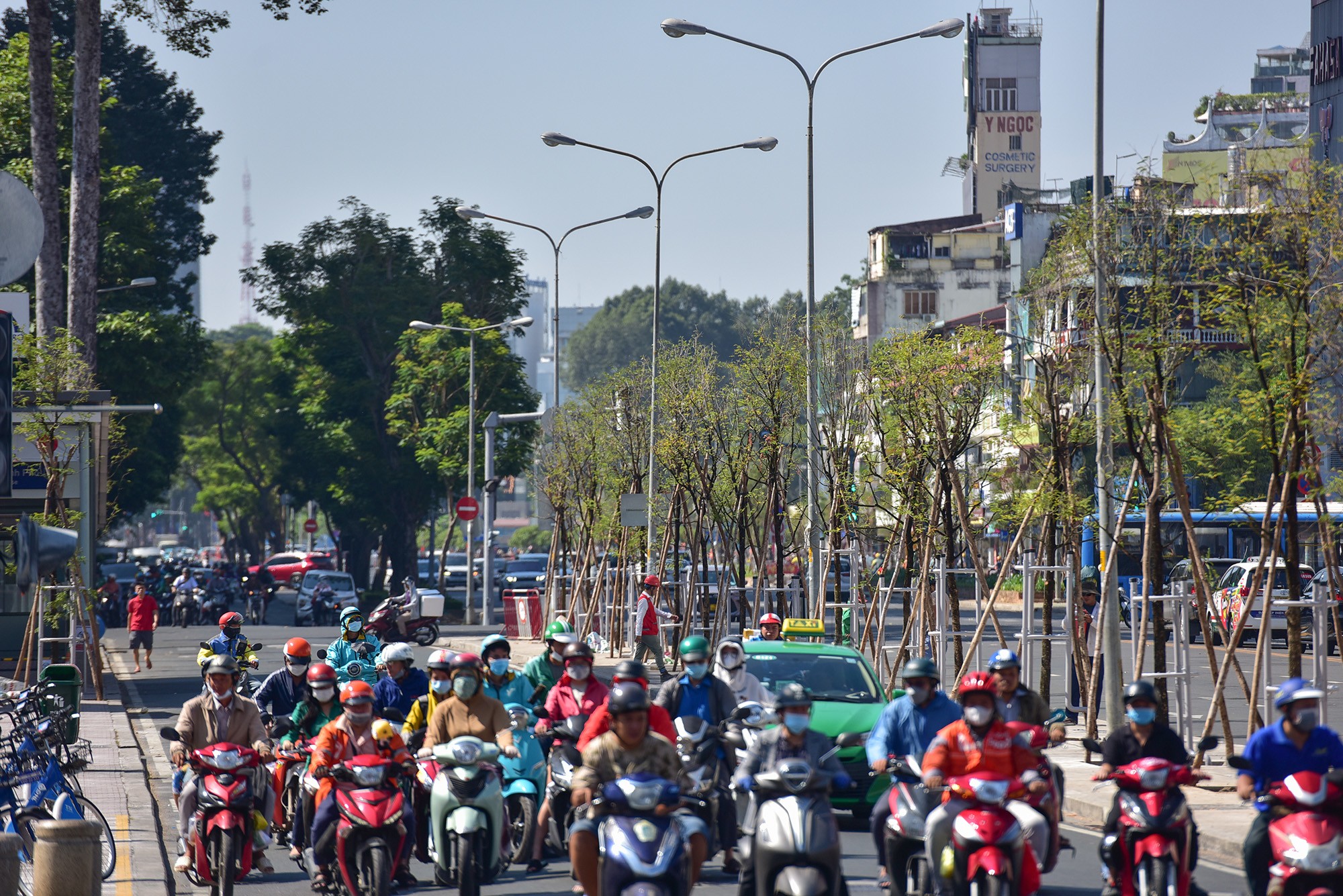Hàng cây mới được trồng ngoài tạo mảng xanh, bóng mát cho người đi đường còn giúp đồng bộ cảnh quan với những cây xanh không bị ảnh hưởng thi công tuyến metro trước đó. Toàn bộ tuyến đường Lê Lợi được trồng mới 84 cây me.