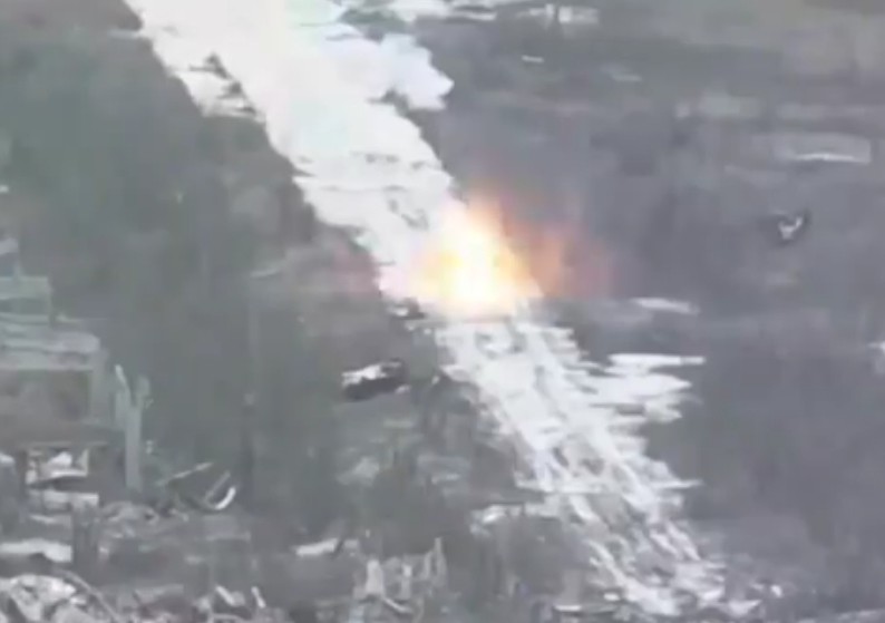 Khoảnh khắc UAV tự sát Ukraine đâm trúng robot quân sự Nga.