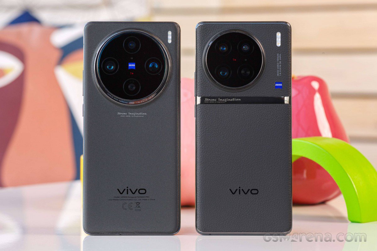 Vivo X100 Pro (phải) có cụm camera sau nhỏ hơn bản tiền nhiệm.