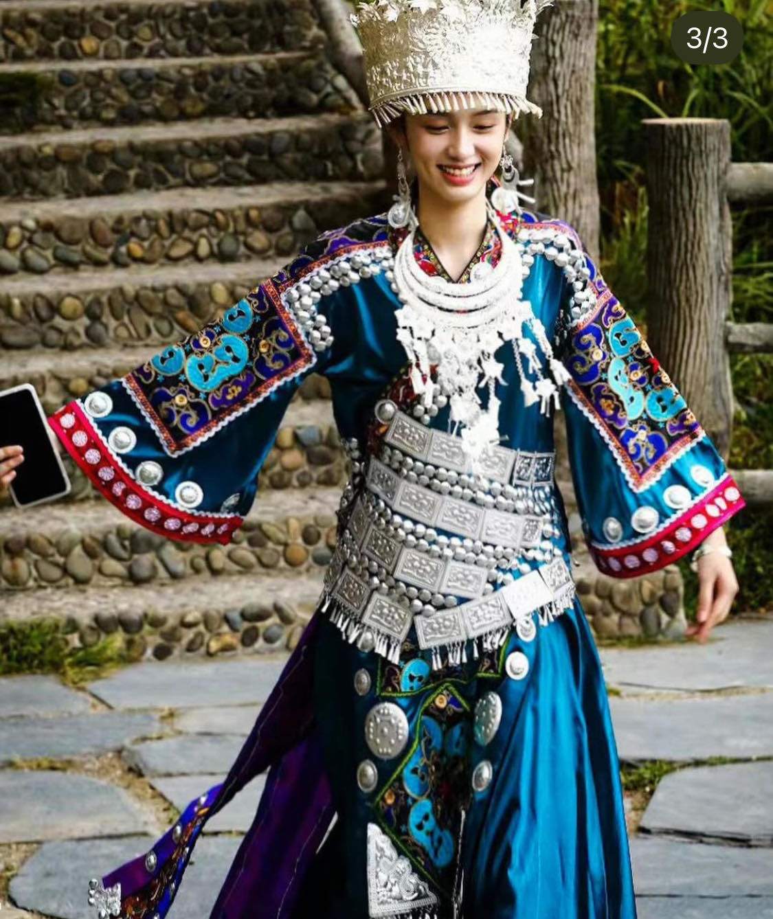 Châu Dã diện trang phục dân tộc, khoe nhan sắc trong veo.
