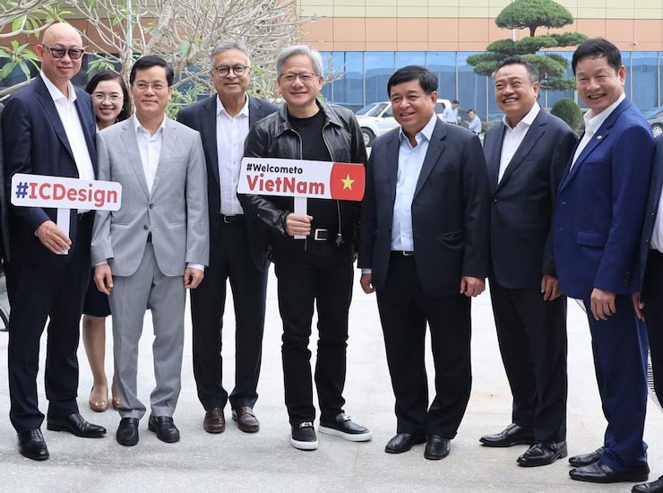 Ông&nbsp;Jensen Huang - Chủ tịch kiêm CEO của NVIDIA cầm bảng #Welcometo VietNam.