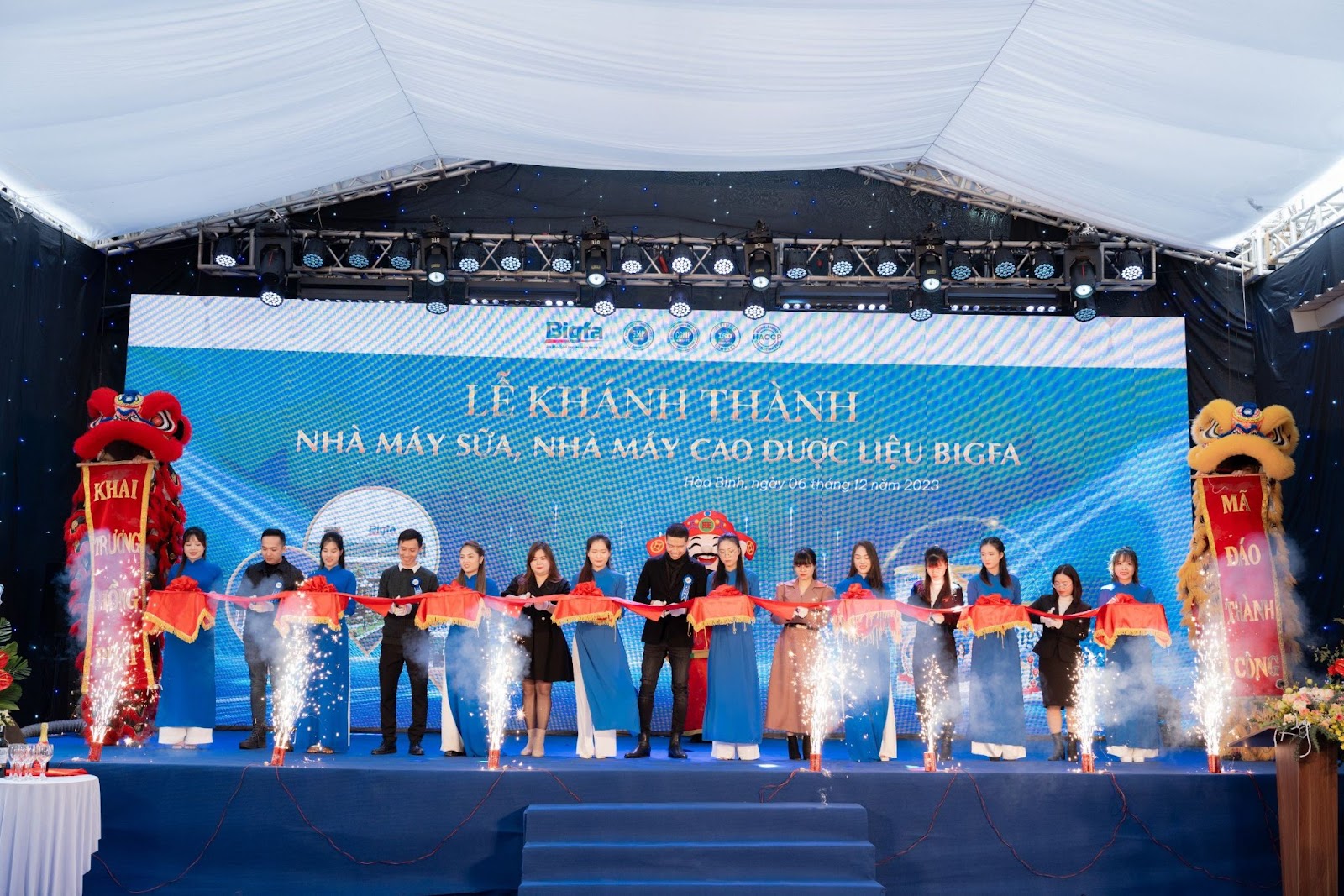 Ban lãnh đạo nhà máy Bigfa thực hiện nghi thức cắt băng khánh thành