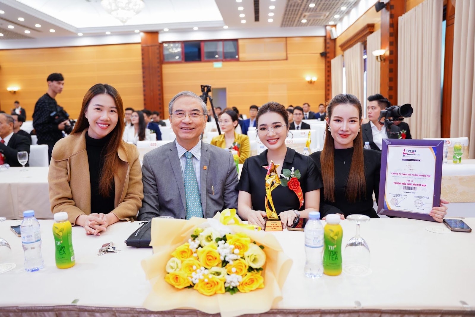 CEO Hoàng Phi Huyền tự hào trong lễ trao giải