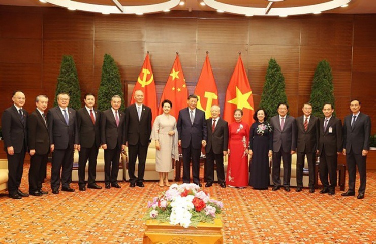 Tổng Bí thư Nguyễn Phú Trọng và Phu nhân chụp hình cùng Tổng Bí thư, Chủ tịch nước Trung Quốc Tập Cận Bình và Phu nhân, trước khi kết thúc chuyến thăm cấp Nhà nước đến Việt Nam. Ảnh: TTXVN