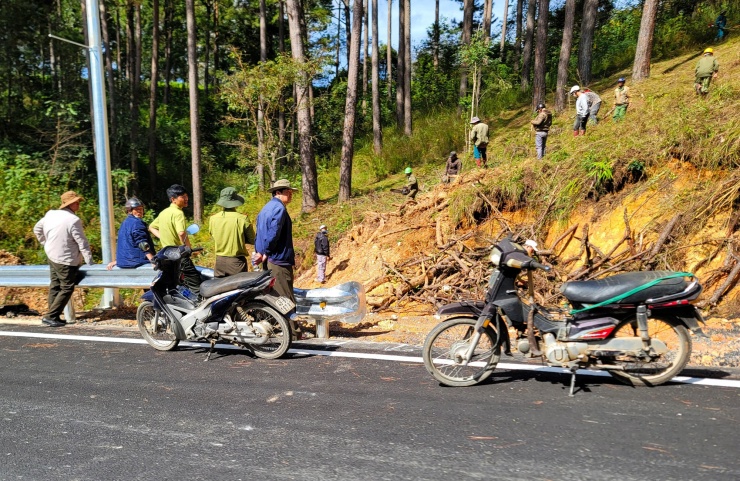 Trong ngày 13-12, nhiều tốp nhân công có mặt trên một số đoạn đường dọn dẹp lại vài vị trí, làm vệ sinh mặt đường chuẩn bị cho xe lưu thông vào sáng 14-12.