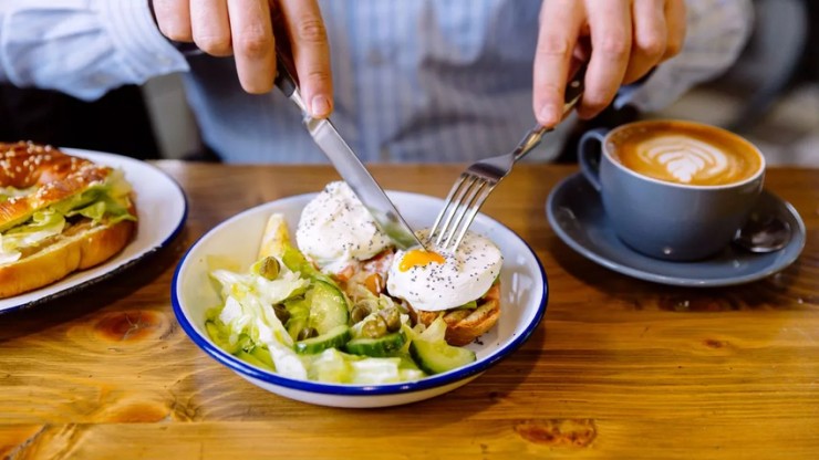Chúng ta nên tránh kết hợp trứng và cà phê vào bữa sáng. Ảnh: Getty Images