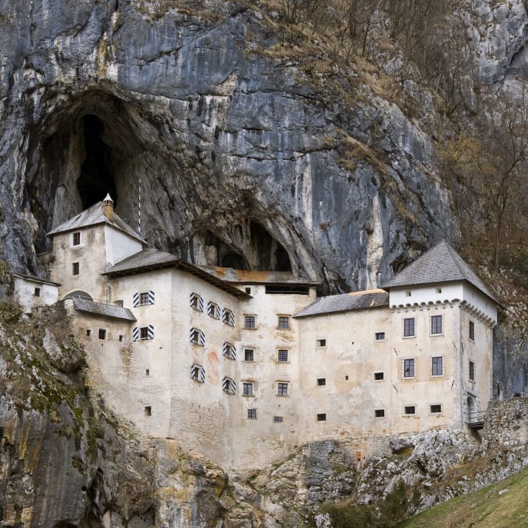 Lâu đài Predjama (Slovenia): Là một kỳ công kiến trúc đáng kinh ngạc, lâu đài Predjama được xây dựng ngay trong miệng của một hang động nằm ở lưng chừng vách đá cao 123m. Mặc dù địa điểm này có niên đại ít nhất là từ thế kỷ 13 nhưng tòa nhà hiện tại đã được xây dựng lại vào thế kỷ 16. Lâu đài ấn tượng này giữ kỷ lục Guinness thế giới về lâu đài hang động lớn nhất thế giới.
