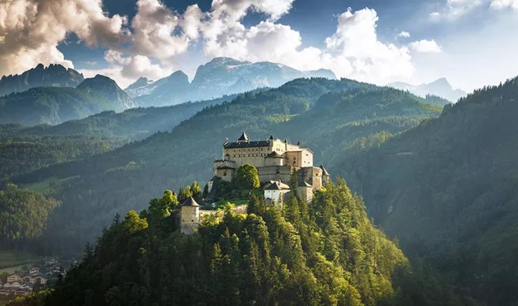 Lâu đài Hohenwerfen (Áo): Đây là một công trình kiến trúc tuyệt đẹp có niên đại hơn 900 năm. Lâu đài sẽ khiến nhiều du khách nghẹt thở, theo đúng nghĩa đen, vì nó nằm ở độ cao hơn 600m so với mực nước biển.&nbsp;
