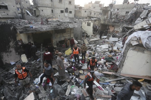 Nhân viên cứu hộ tìm kiếm trong một đống đổ nát tại Gaza sau vụ tấn công của Israel. Ảnh AP.&nbsp;