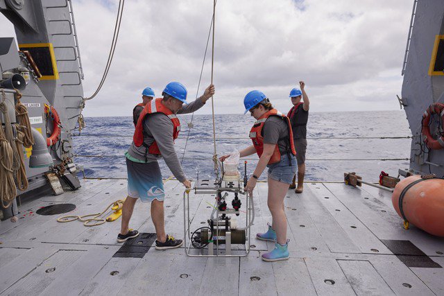 Các nhà khoa học đang nghiên cứu vùng đại dương gần Tam giác quỷ Bermuda - Ảnh: BATS