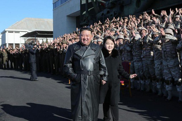 Nhà lãnh đạo Triều Tiên Kim Jong-un xuất hiện cùng con gái tại một sự kiện. Ảnh: EPA-EFE