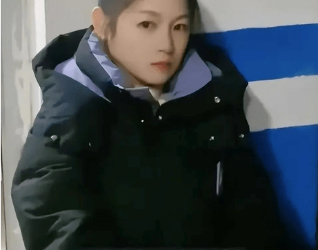 Hình ảnh cô giáo bị nhân viên bảo vệ yêu cầu quay video xác nhận danh tính. Ảnh: Sina