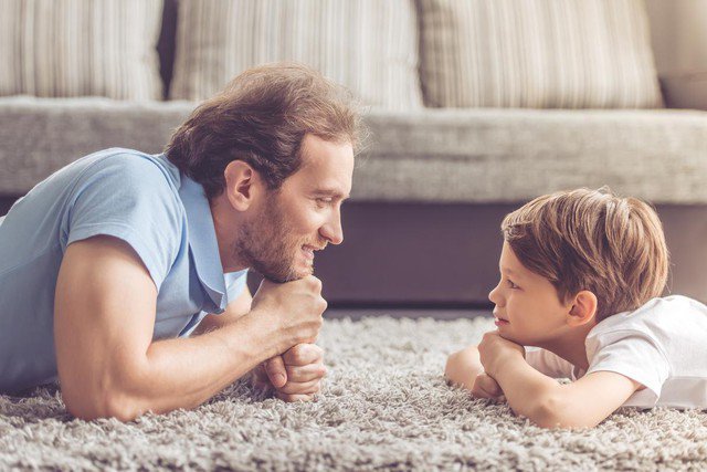 Lời răn dạy từ cha mẹ dành cho con cái là vô cùng quan trọng và có giá trị theo suốt hành trình cuộc đời của con. Ảnh minh họa: shutterstock.