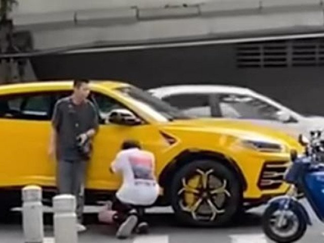 Thanh niên Trung Quốc quỳ xuống năn nỉ khi đâm phải siêu xe, thái độ sau đó gây phẫn nộ