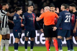 Trọng tài cho PSG hưởng penalty gây tranh cãi bị đình chỉ nhiệm vụ ở Cúp C1