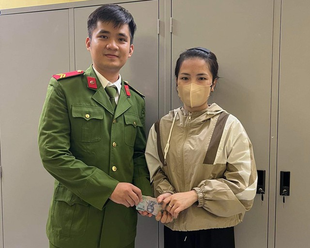 Nam cảnh sát đã trao trả tài sản bị mất cho chị Trần Thị Lan Hương.
