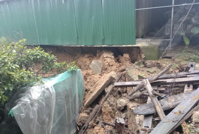 Sụt lún đất tại nhà anh Nguyễn Văn Hùng.