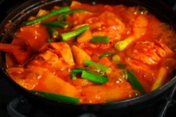 Ẩm thực - Tối nay ăn gì: Bỏ túi công thức ức gà om cay tuyệt hảo, cực hợp cho bữa cơm ngày lạnh