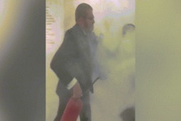 Thế giới - Video: Nghị sĩ Ba Lan dùng bình cứu hỏa làm loạn tại quốc hội