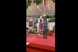 Clip hài hước - Một mình "tấu hài" cũng khiến người ta cười không ngớt